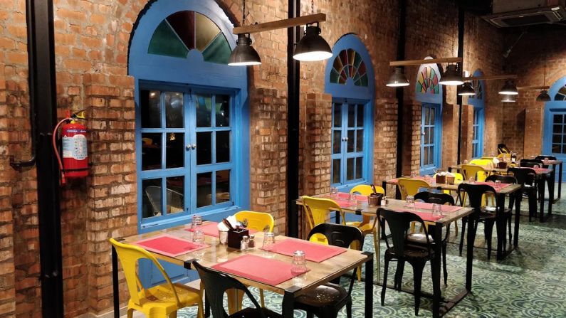 
Nature-friendly highway restaurant surrounded by greenery