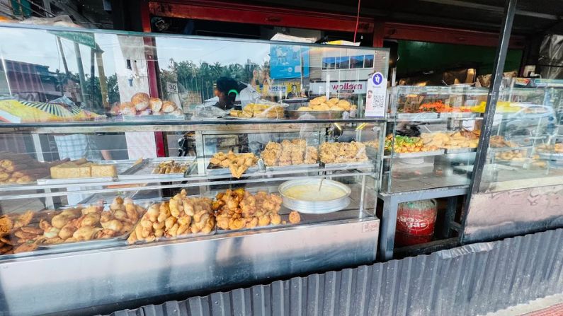 Night view of Greenpeas Thattukada Omassery, a popular street food spot among restaurants in omassery