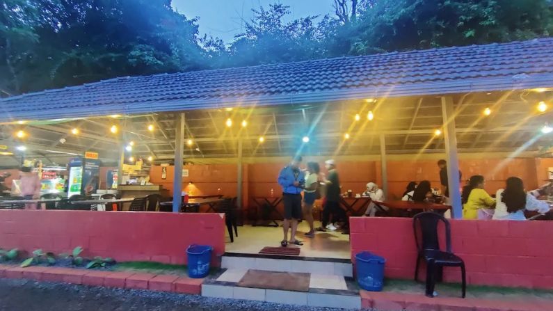 Steampot Family Restaurant in Vythiri serves Kerala and multi-cuisine non-veg dishes