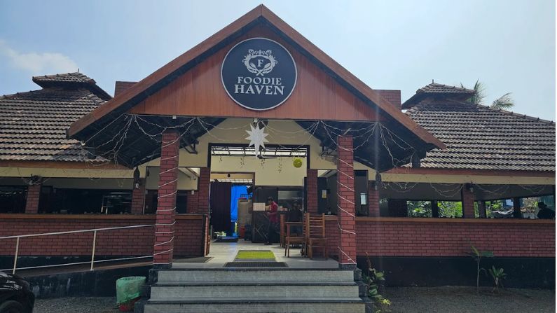 restuarent in idukki featuring the cozy ambience of Foodie Haven with delicious food setup