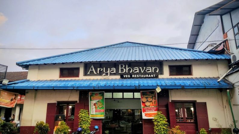 Arya Bhavan restaurant in Calicut serves traditional vegetarian Kerala meals and South Indian dishes