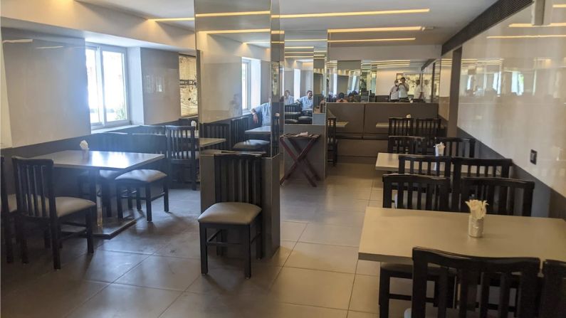 Ariya Nivaas Restaurant in Thampanoor serving authentic Kerala meals and South Indian vegetarian cuisine in Thiruvananthapuram.