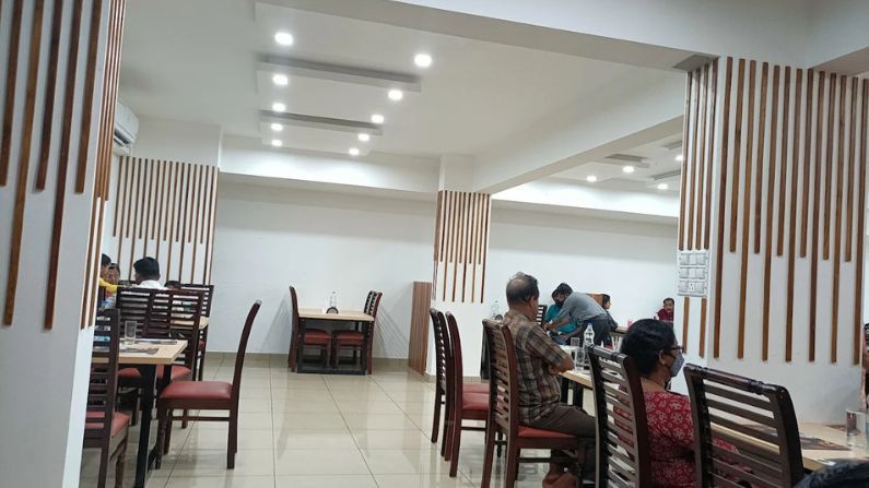 Crave Multi Cuisine Restaurant in Poojappura serving Kerala, Indian, Chinese, and multi-cuisine dishes in a comfortable dining setting.