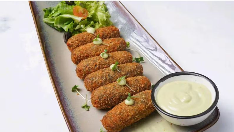 Macaw Fried Chicken Restaurant in Mangalapuram serving fried chicken, burgers, and fast food dishes.