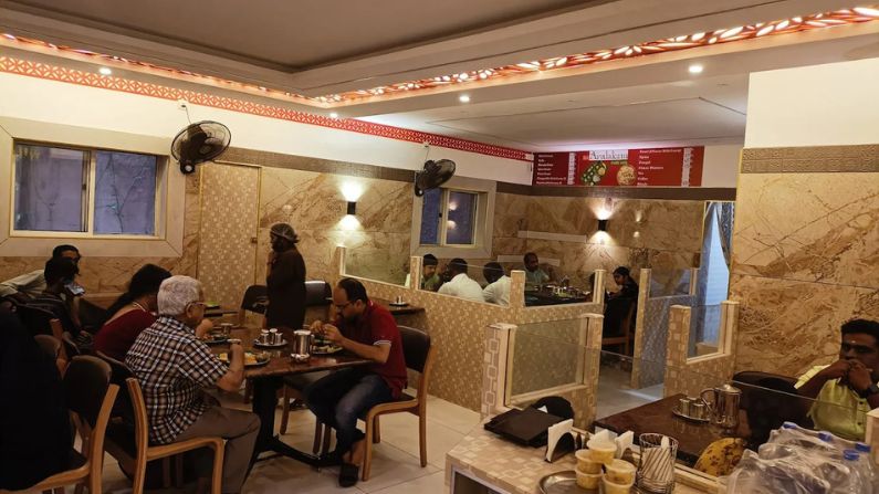 Sri Arulakam Restaurant in Thampanoor serving traditional South Indian vegetarian food near Thiruvananthapuram Central Railway Station.