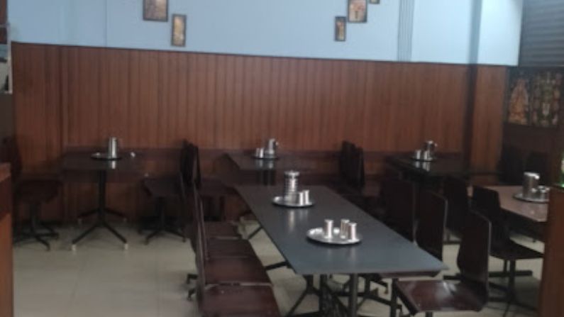 Aaryas Hotel Anchal serving authentic South Indian vegetarian meals.