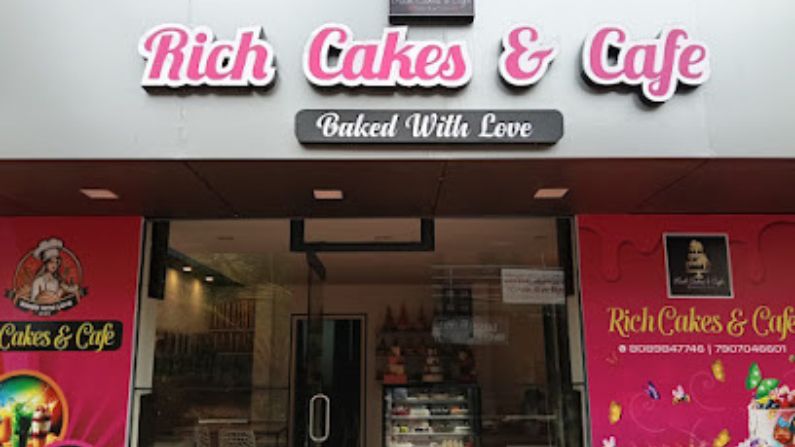 Richcakes & Cafe in Dharmadam serving cakes, pastries, desserts, coffee, and milkshakes.