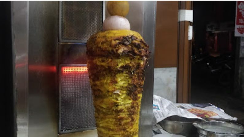Strawberry Cafe in Peralassery serving milkshakes, sandwiches and fast food.