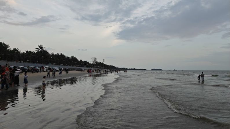 Restaurants in Muzhappilangad serving Kerala cuisine, seafood, vegetarian dishes, cafés, and family dining near Muzhappilangad Drive-in Beach.